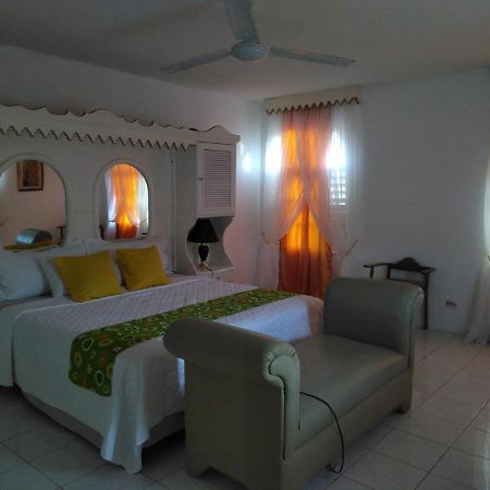 Diamond Villa Guest House Монтего Бей Екстериор снимка