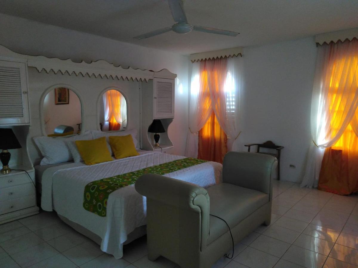 Diamond Villa Guest House Монтего Бей Екстериор снимка
