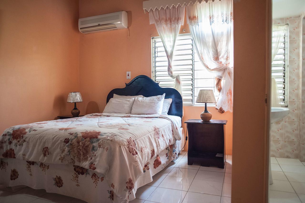 Diamond Villa Guest House Монтего Бей Екстериор снимка