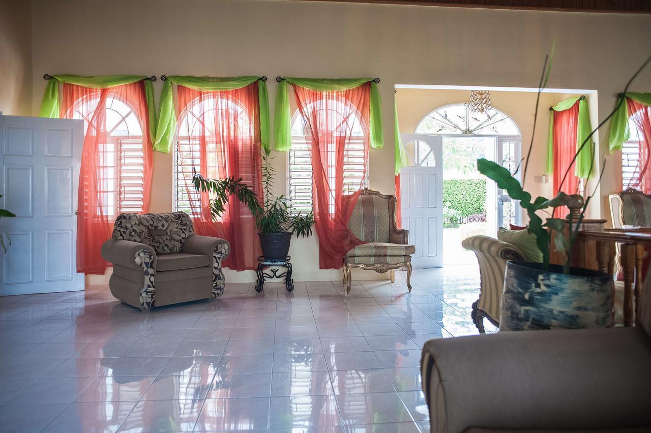 Diamond Villa Guest House Монтего Бей Екстериор снимка