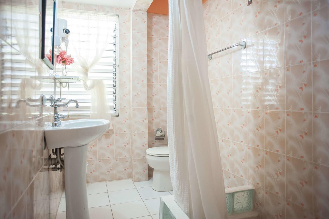 Diamond Villa Guest House Монтего Бей Екстериор снимка