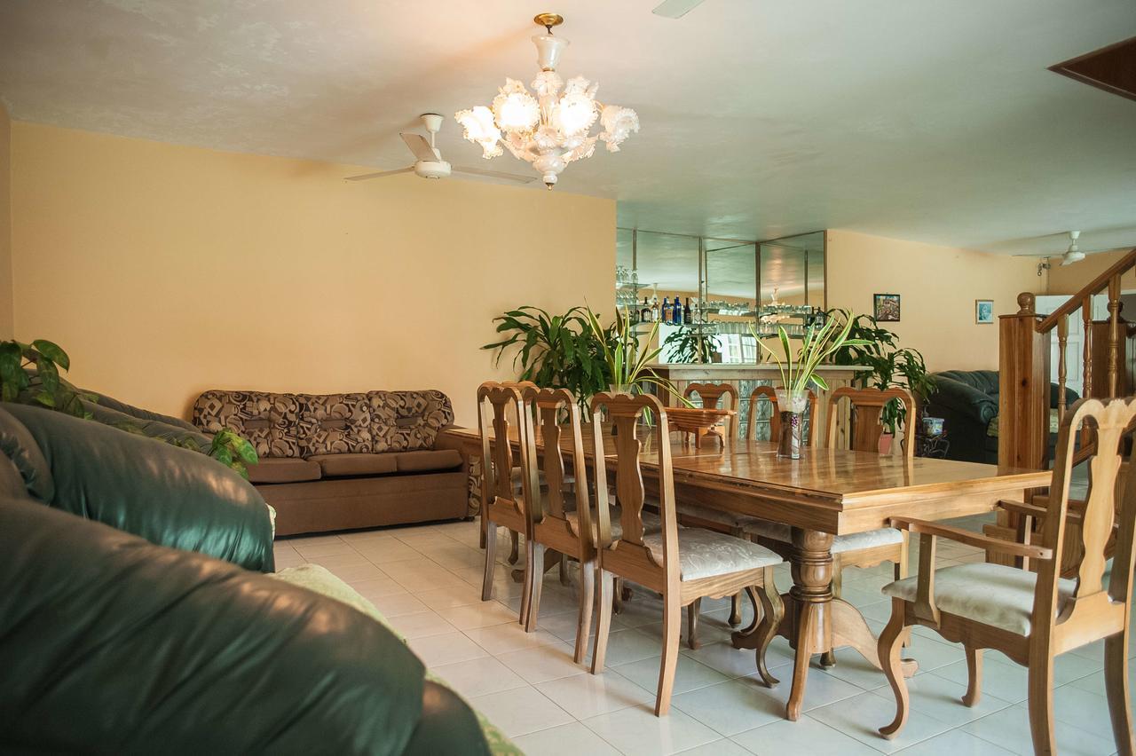 Diamond Villa Guest House Монтего Бей Екстериор снимка