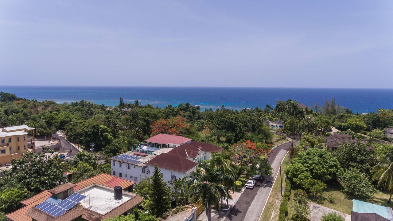 Diamond Villa Guest House Монтего Бей Екстериор снимка