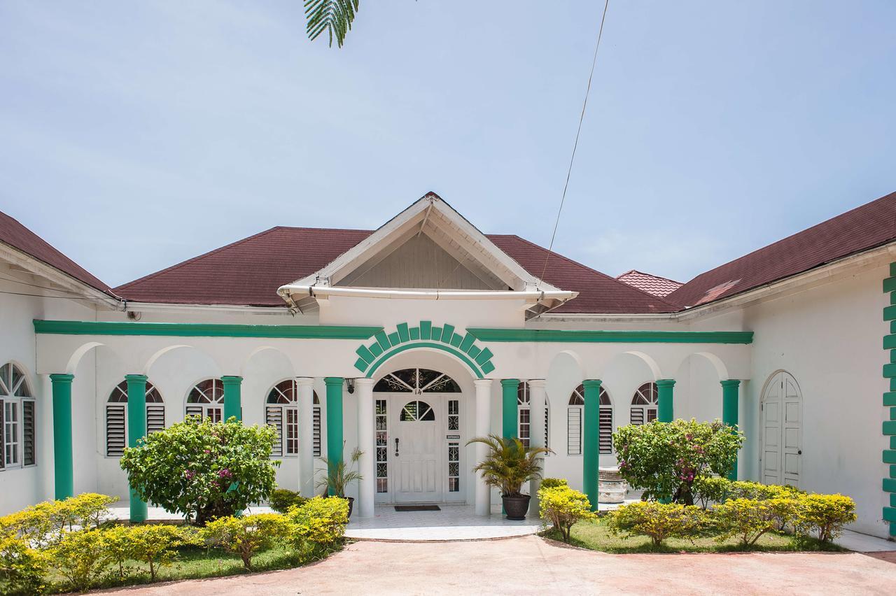 Diamond Villa Guest House Монтего Бей Екстериор снимка