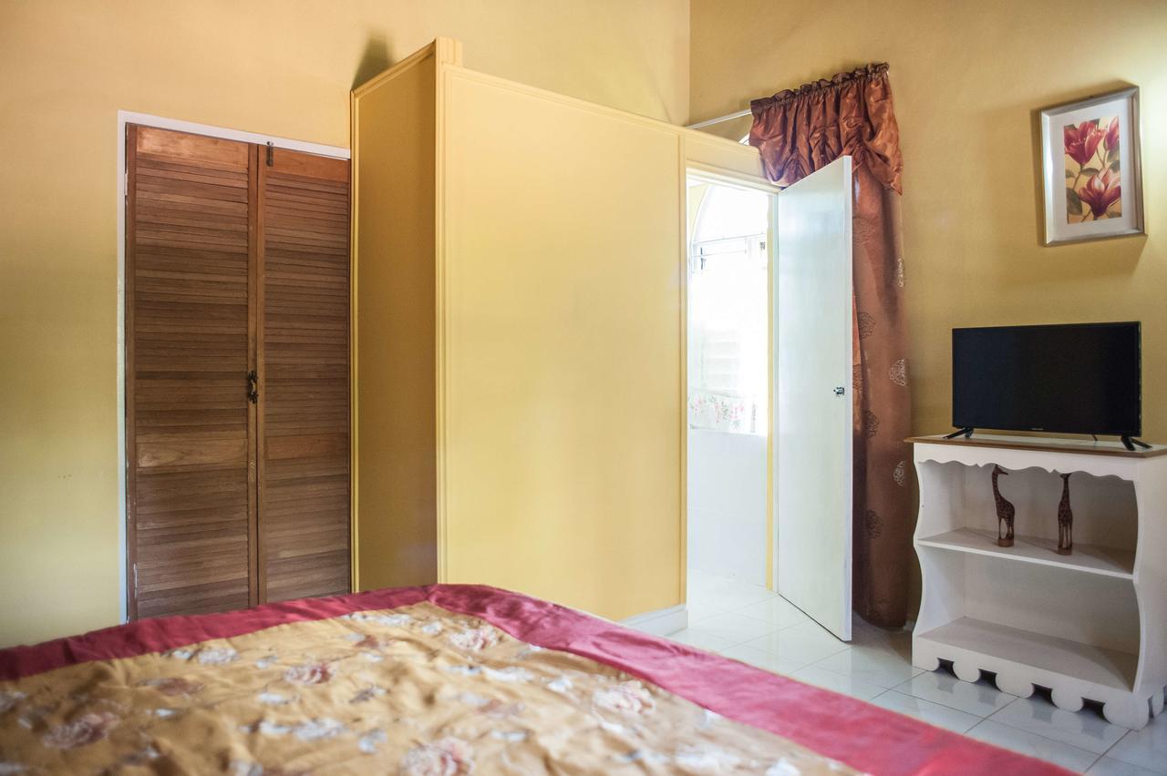 Diamond Villa Guest House Монтего Бей Екстериор снимка