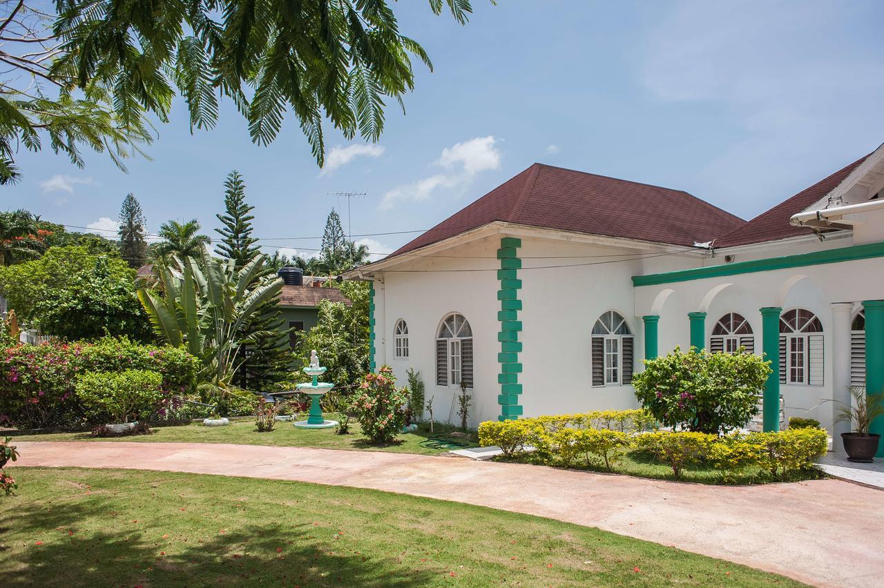 Diamond Villa Guest House Монтего Бей Екстериор снимка