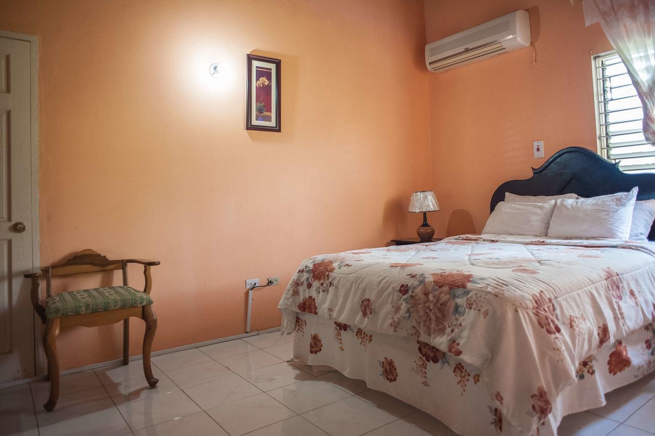 Diamond Villa Guest House Монтего Бей Екстериор снимка