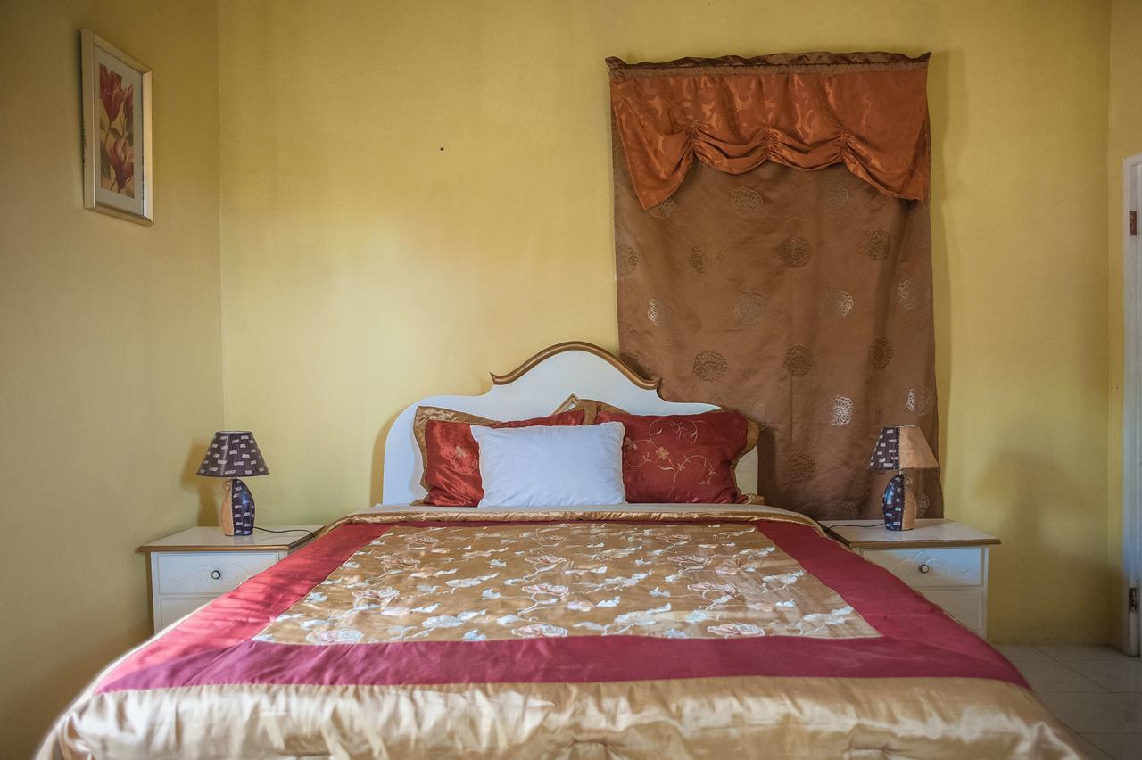 Diamond Villa Guest House Монтего Бей Екстериор снимка