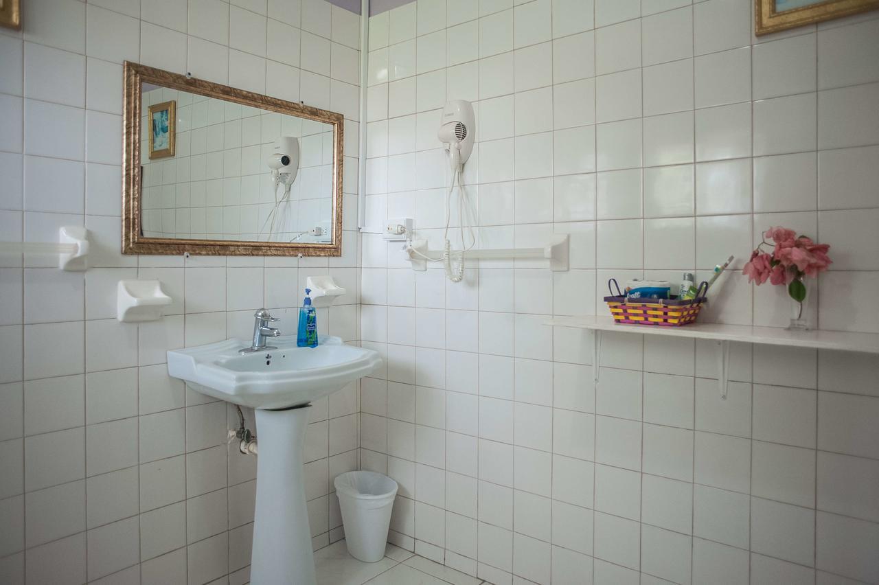 Diamond Villa Guest House Монтего Бей Екстериор снимка