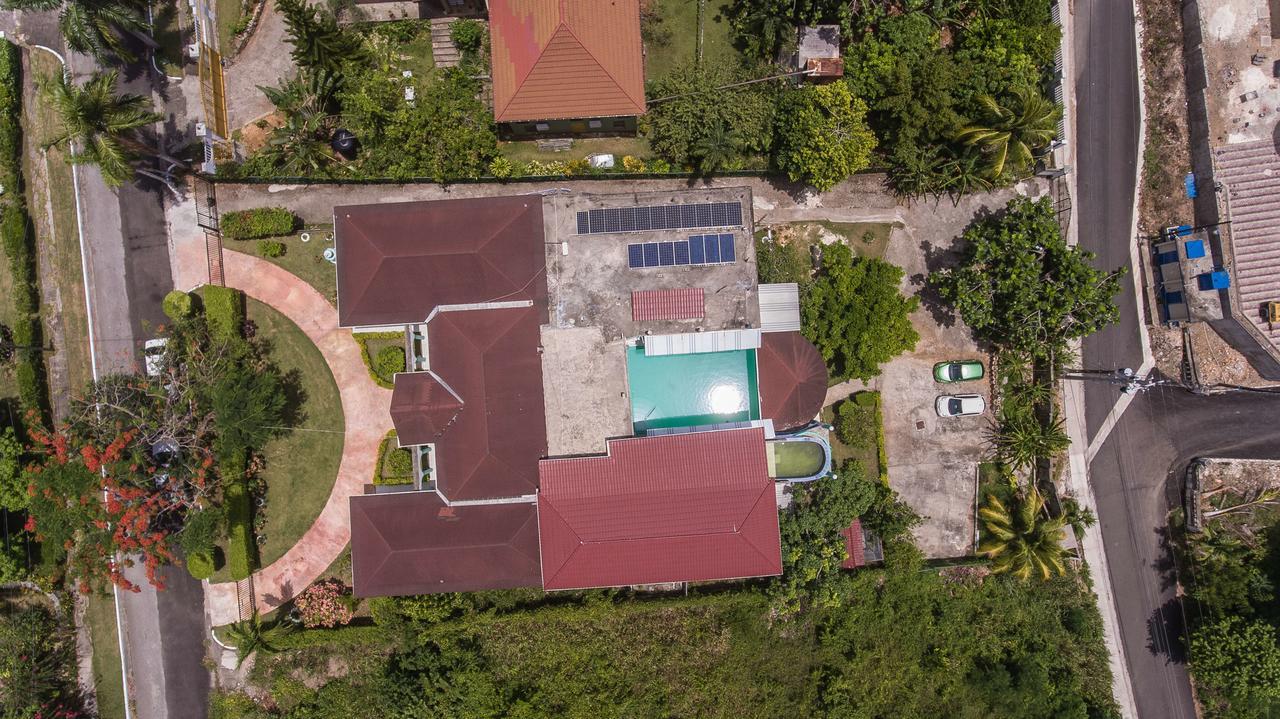 Diamond Villa Guest House Монтего Бей Екстериор снимка