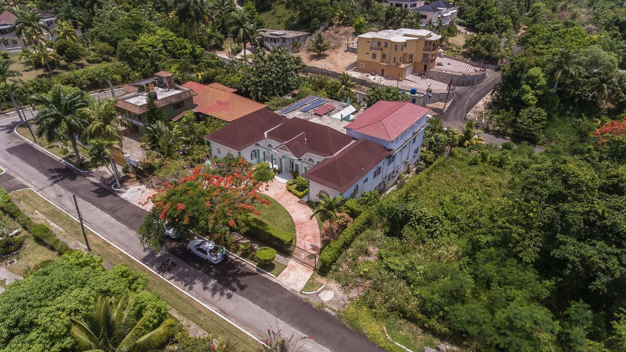 Diamond Villa Guest House Монтего Бей Екстериор снимка