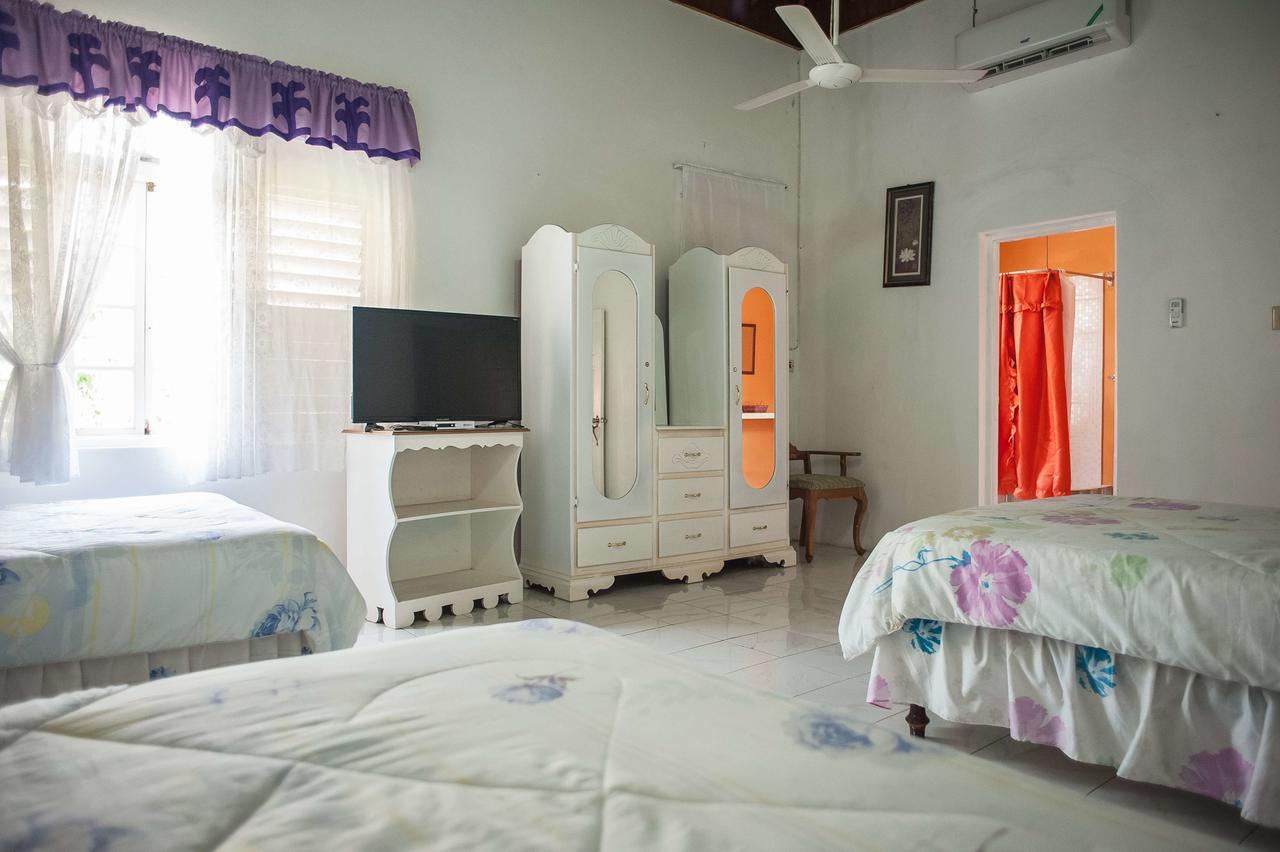 Diamond Villa Guest House Монтего Бей Екстериор снимка