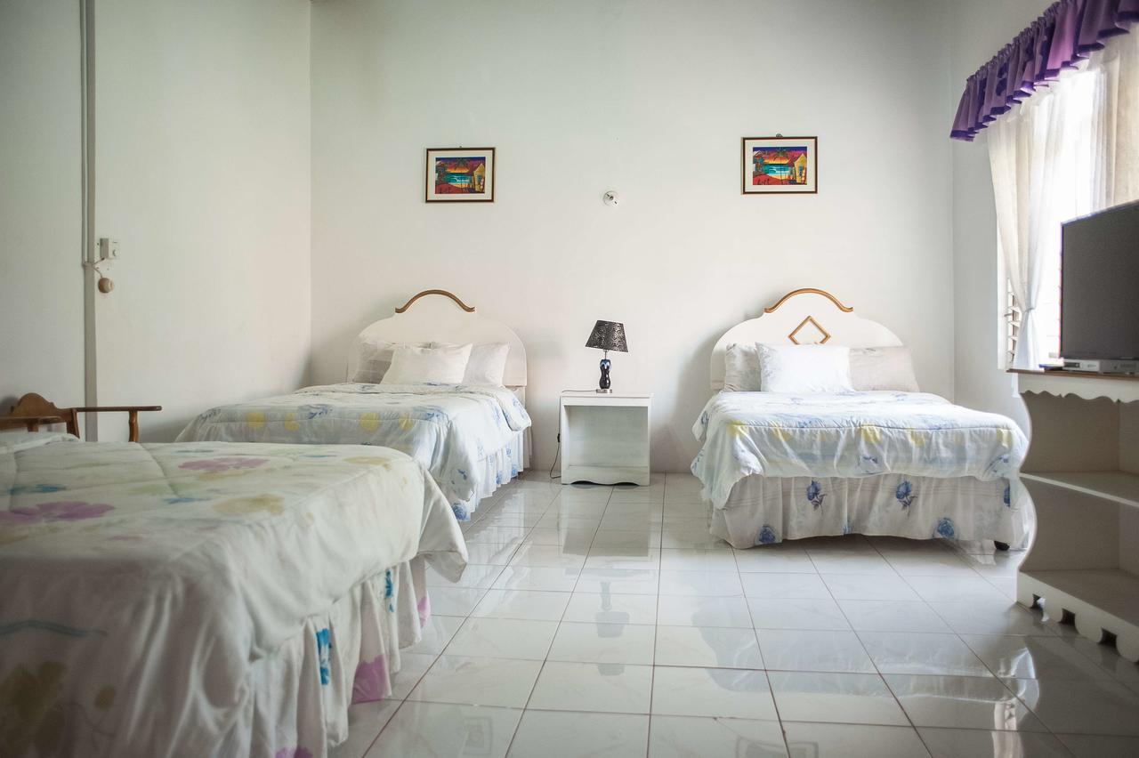 Diamond Villa Guest House Монтего Бей Екстериор снимка